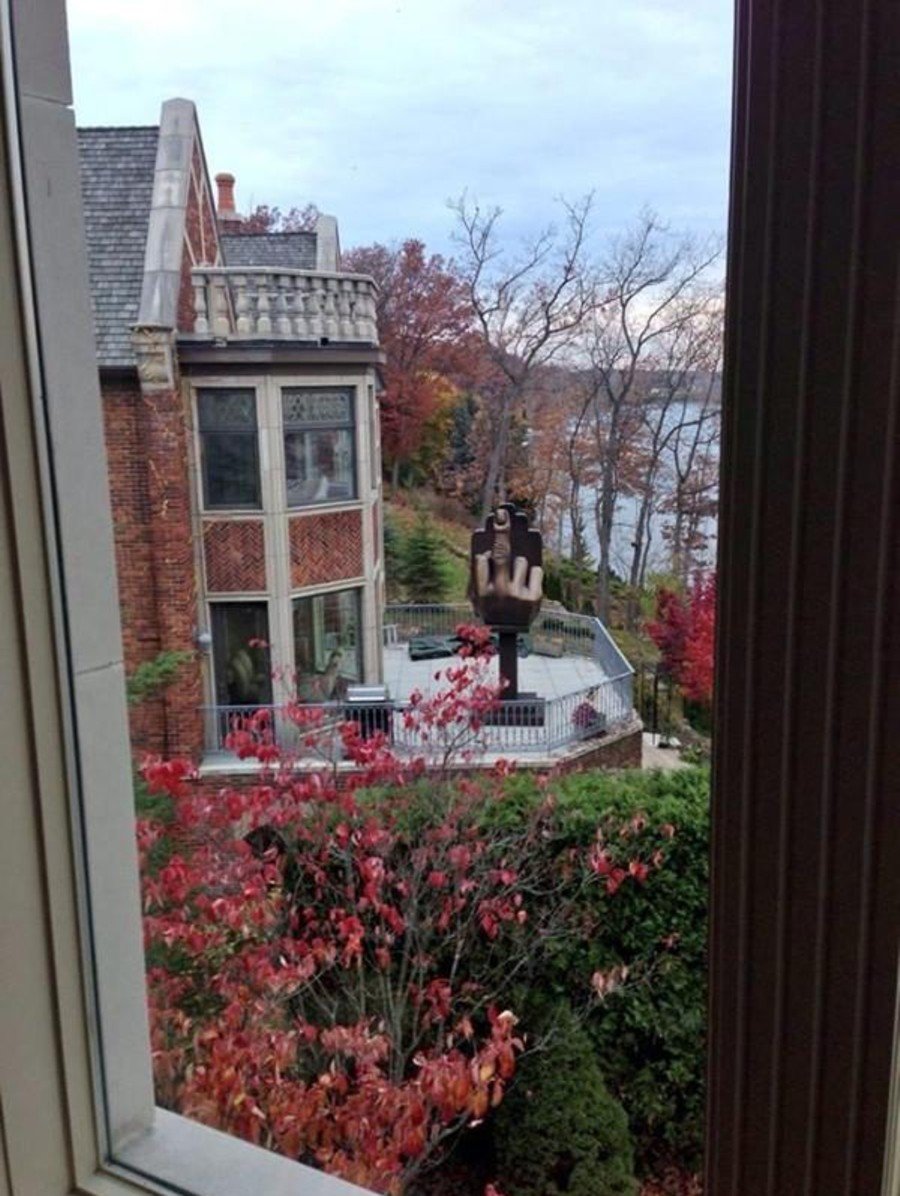 900x1196, 176 Kb / статуя, палец, бывшая