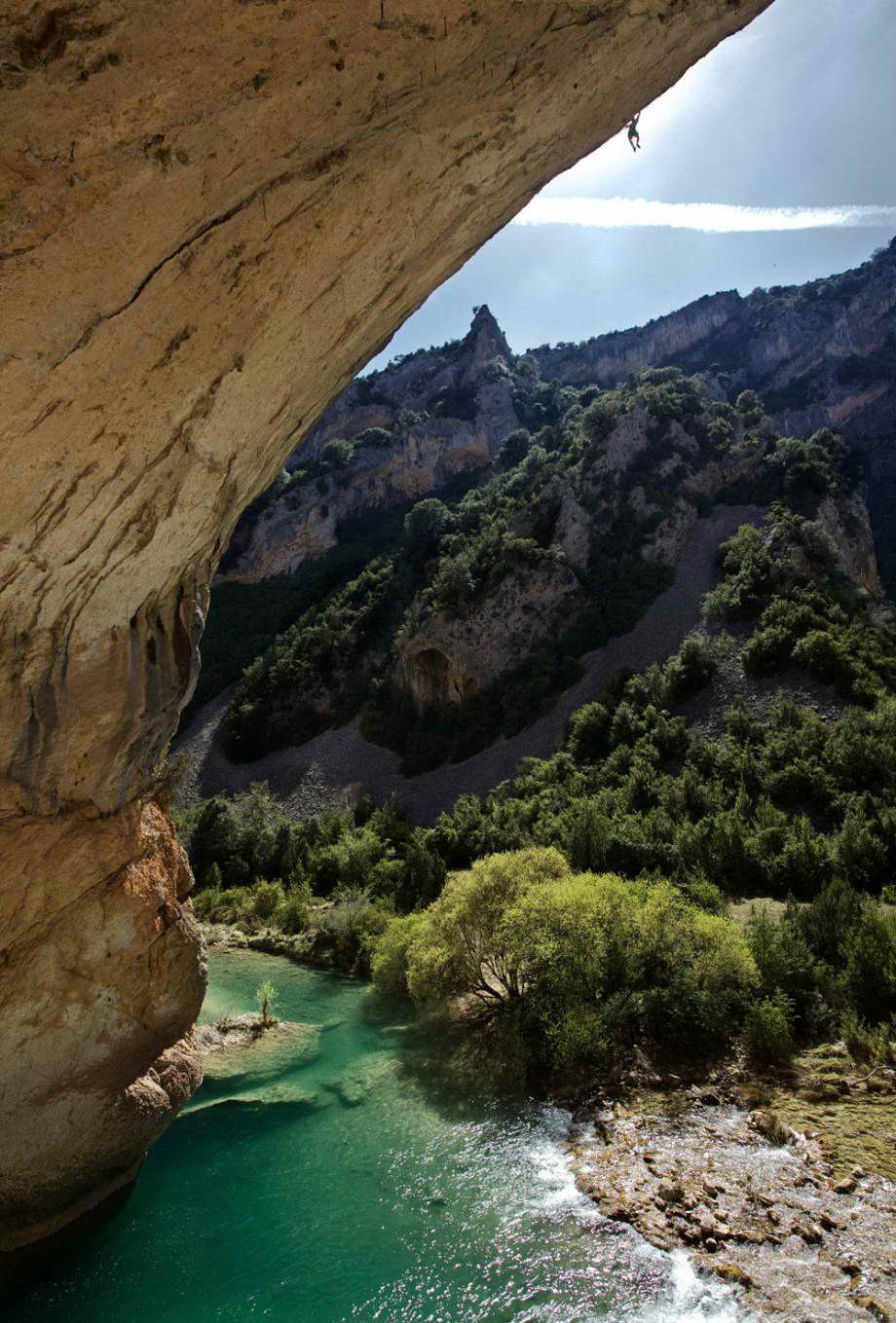 920x1359, 167 Kb / скала, скалолаз, река