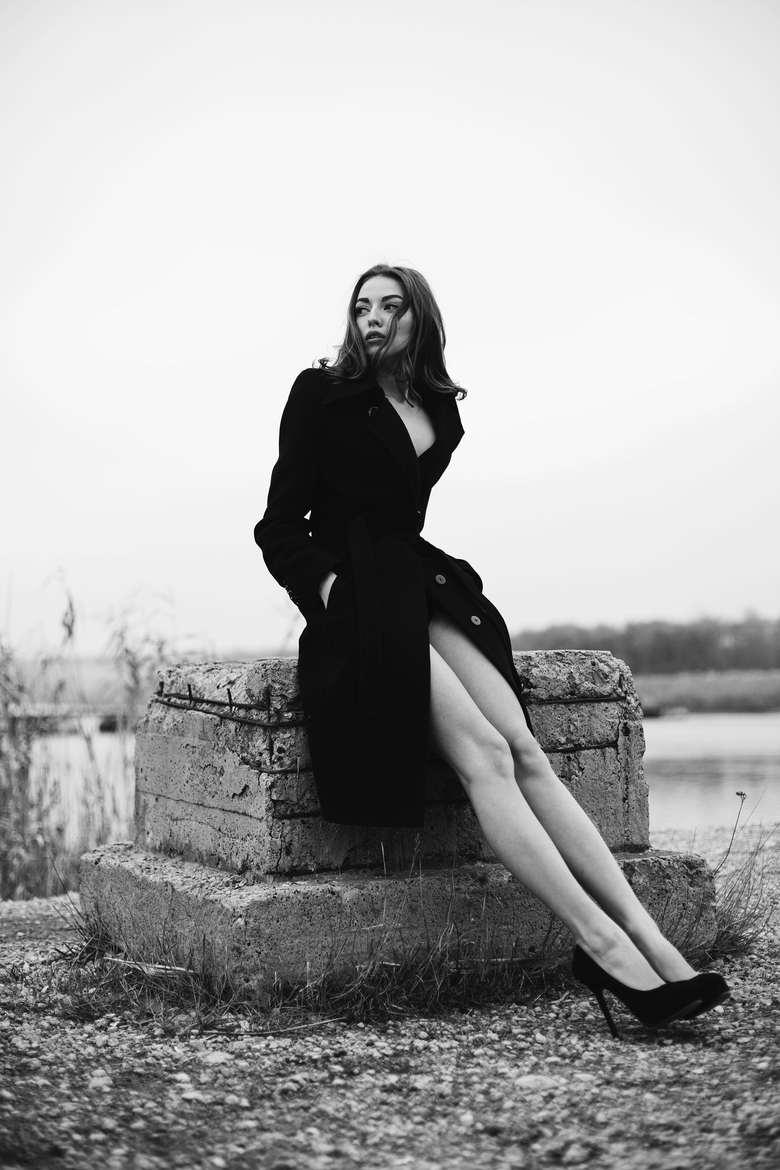 780x1170, 316 Kb / ноги, пальто, ч/б