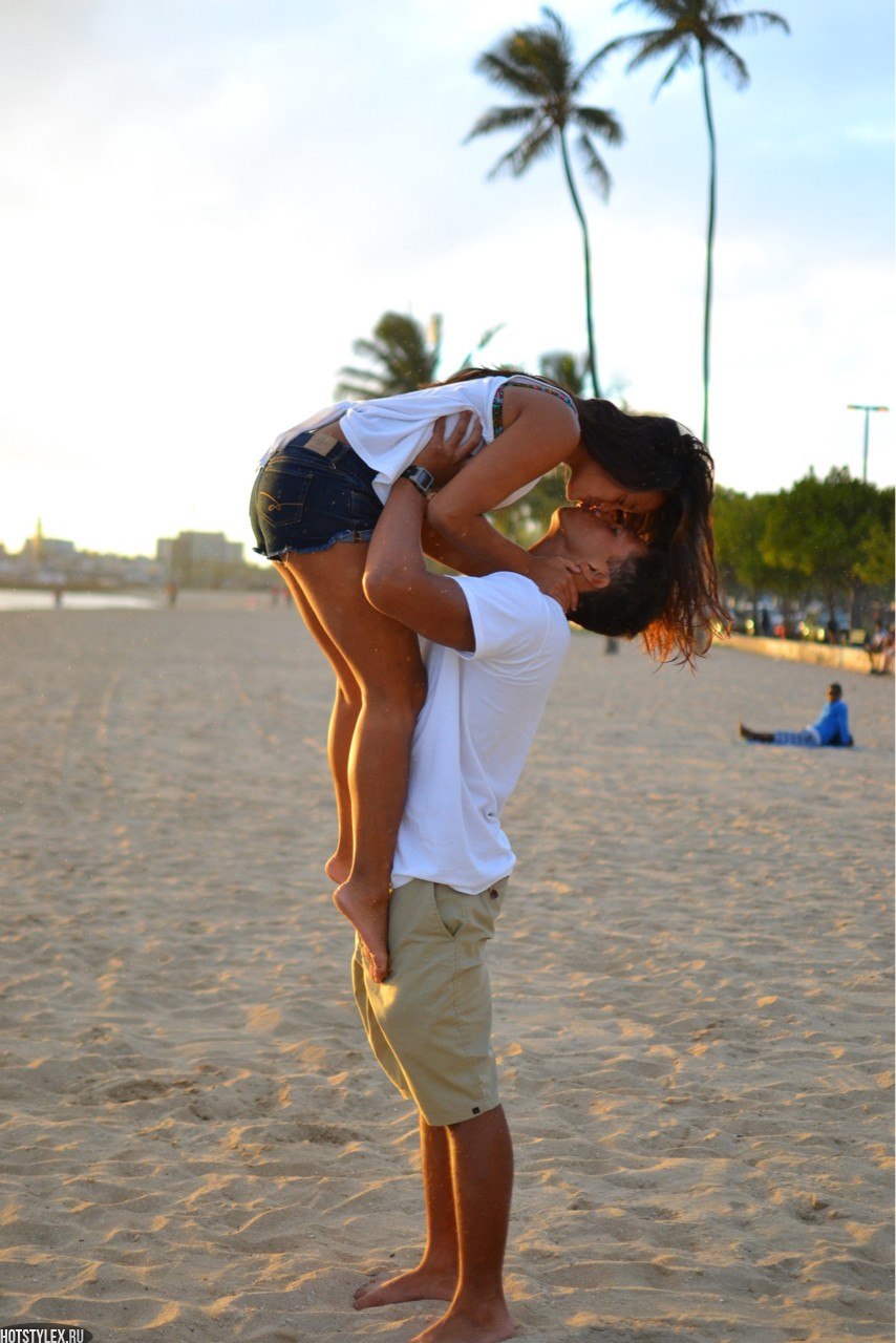 854x1280, 165 Kb / пальмы, пара, пляж, романтика, ноги, шорты