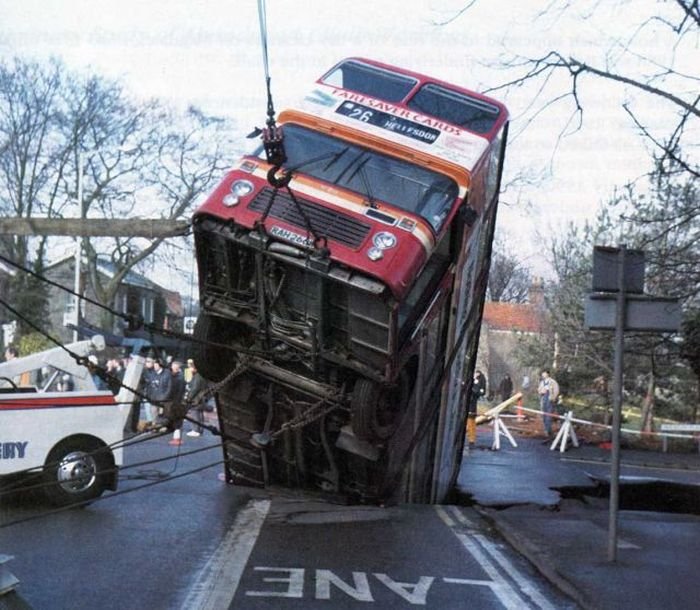 700x610, 92 Kb / англия, автобус, провалился, вытягивают