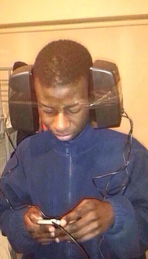 575x1001, 124 Kb / динамики, наушники, негр, плеер