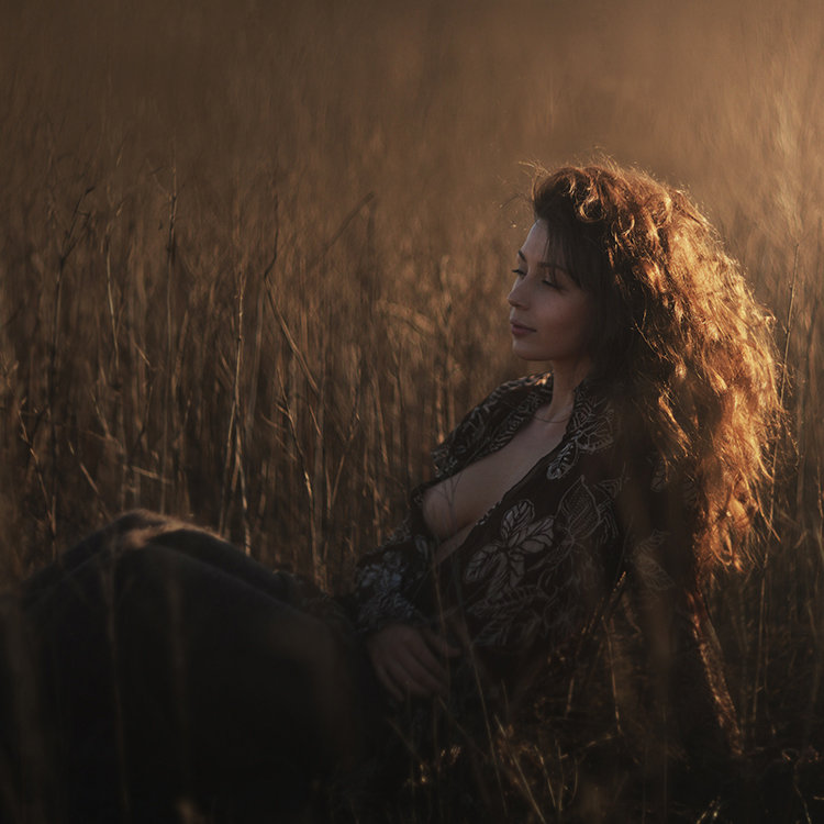 750x750, 102 Kb / рыжая, девушка, поле, закат