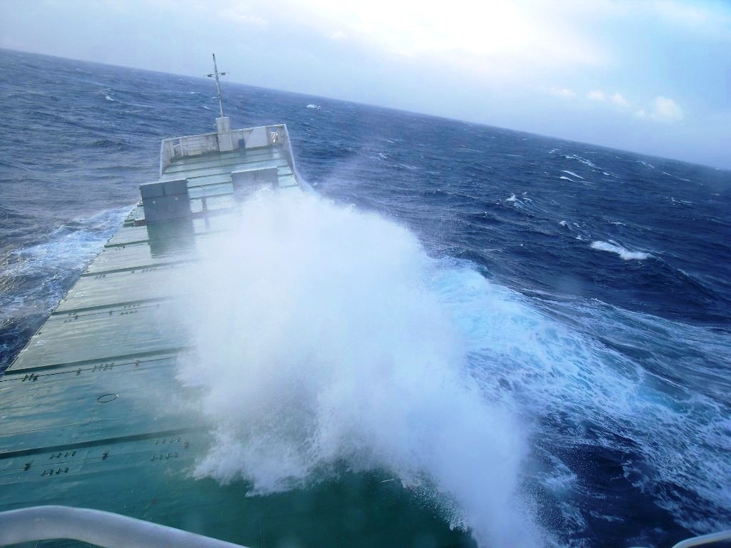 1024x768, 147 Kb / бискай, волна, опасный, курс, сухогруз, мостик