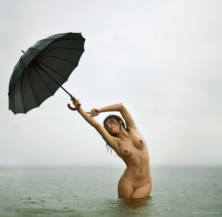 870x850, 63 Kb / азиатка, брюнетка, дождь, зонт, голая