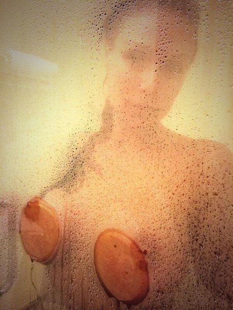 453x604, 70 Kb / сиськи, стекло, запотело