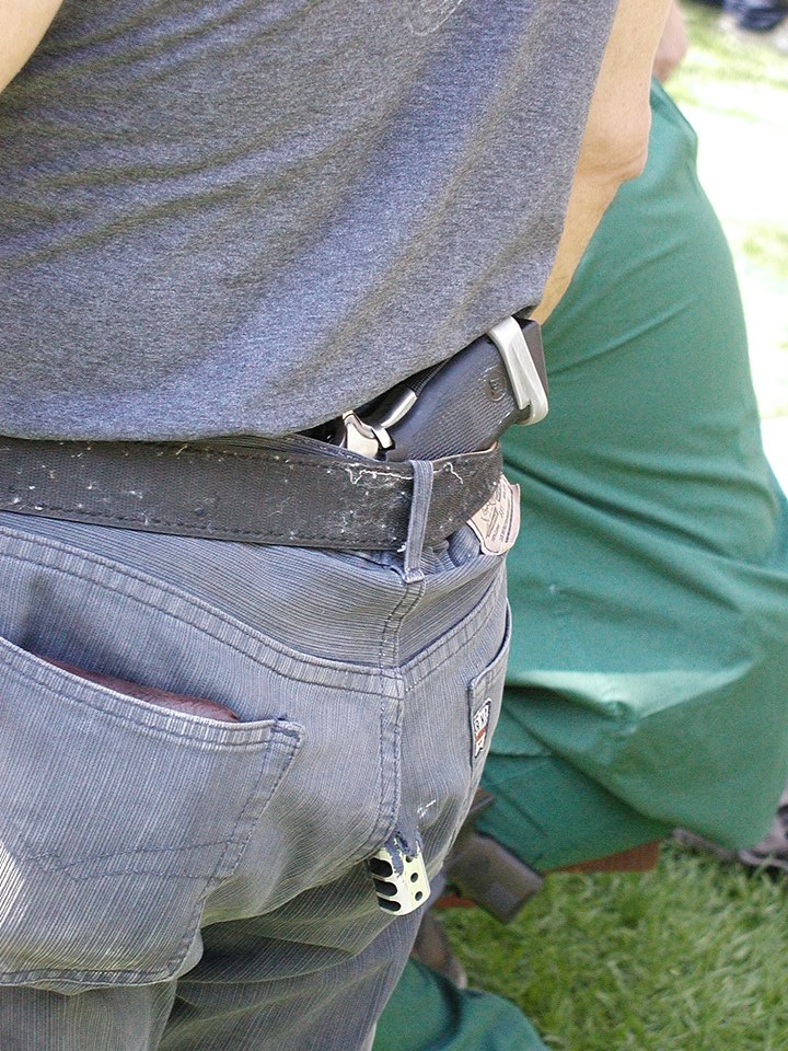 720x960, 222 Kb / пистолет, джинсы, дыра