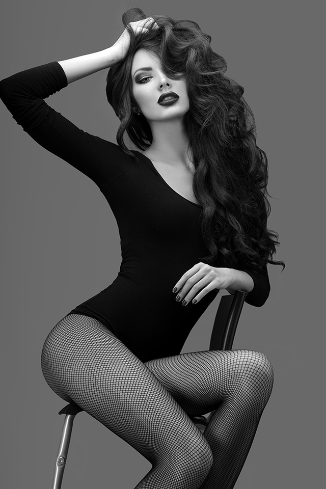 640x960, 239 Kb / сетка, колготки, боди, локоны, волосы, ч/б, губы