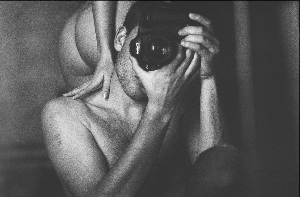 1190x781, 171 Kb / попа, руки, фотоаппарат, ч/б