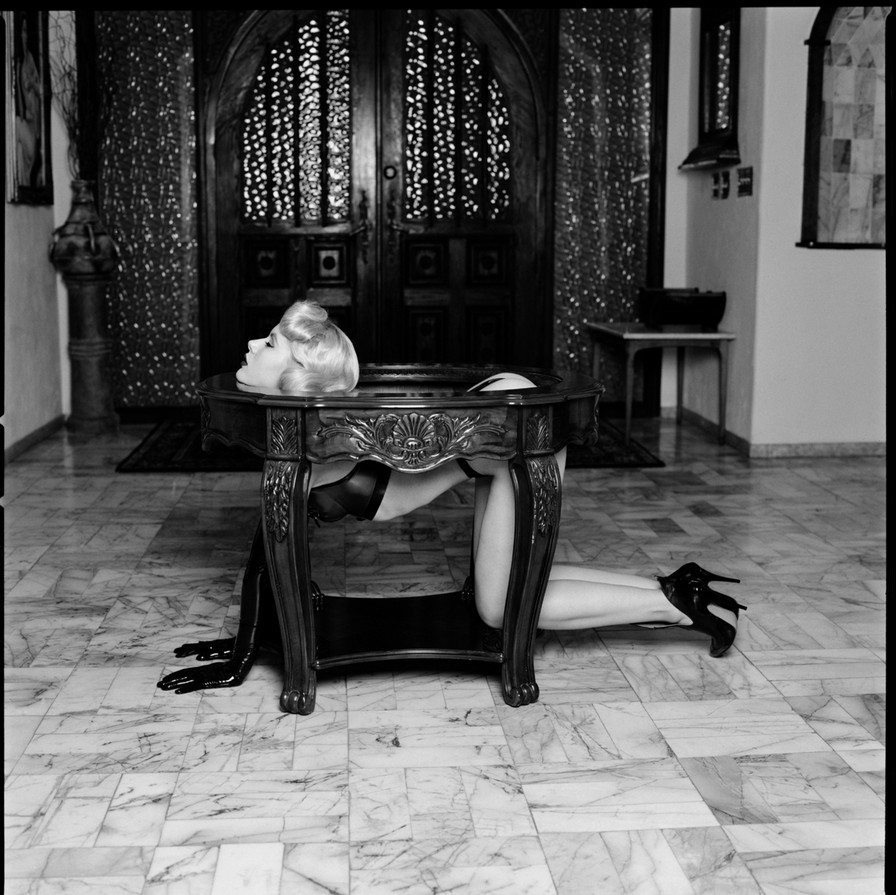 896x895, 200 Kb / стол, перчатки, фетиш, MISS MOSH