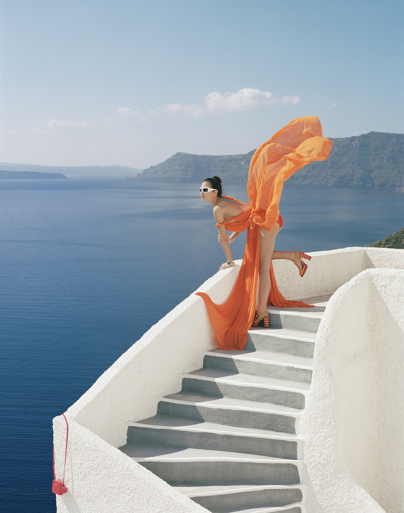 827x1050, 269 Kb / лестница, очки, сумочка, оранжевое платье, брюнетка, оранжевый