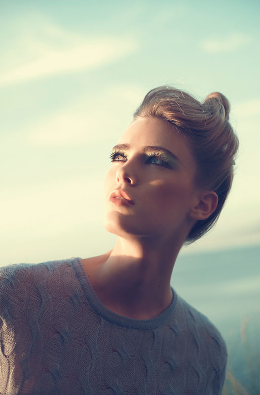 527x800, 65 Kb / блондинка, ресницы, свитер