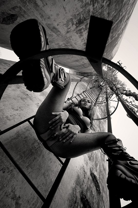 566x850, 129 Kb / чулки, ботинки, вышка, лестница, ч/б