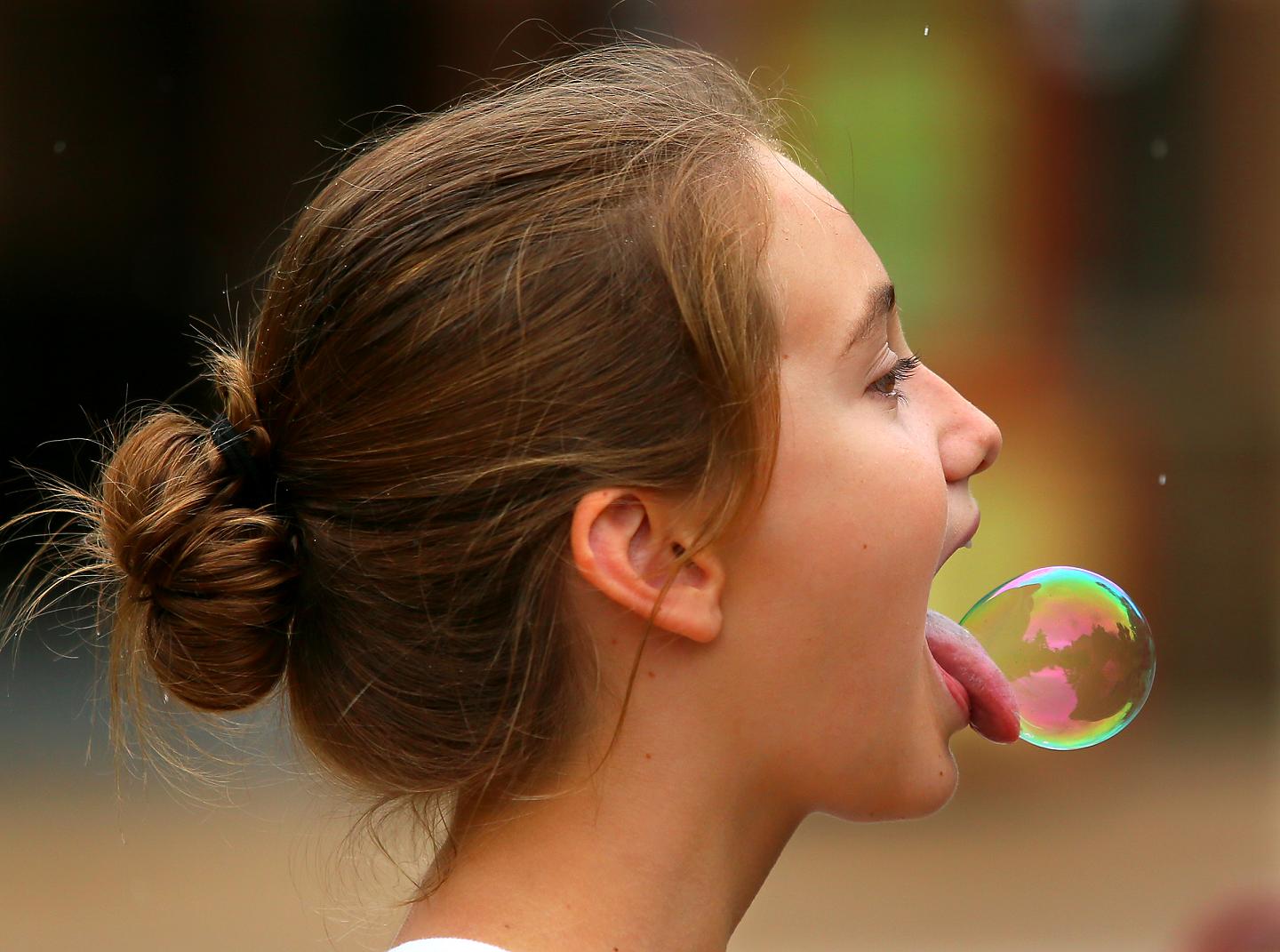 1440x1071, 157 Kb / девушка, язык, мыльный пузырь
