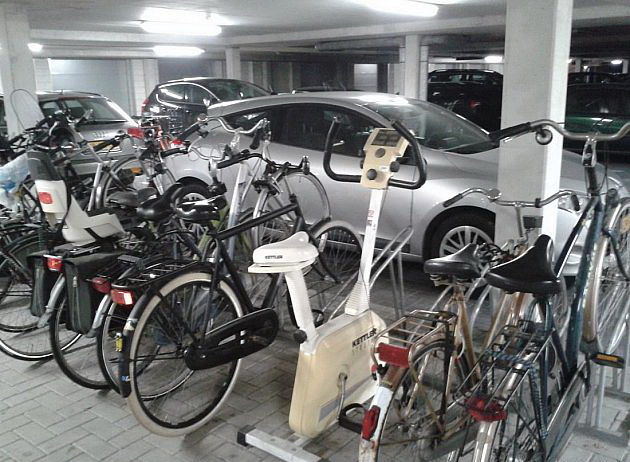 630x462, 107 Kb / велосипед, тренажер, стоянка