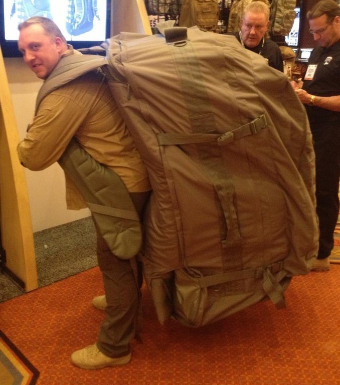 678x768, 99 Kb / мужик, рюкзак