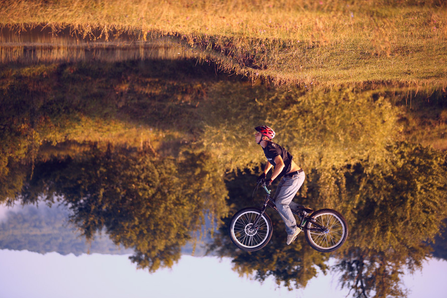 900x600, 288 Kb / велосипед, сальто, вверх ногами,