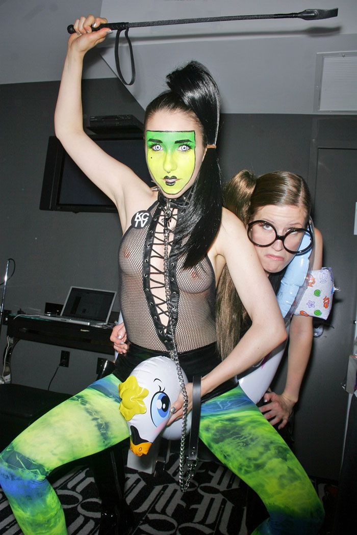 700x1050, 121 Kb / маска, плетка, очки