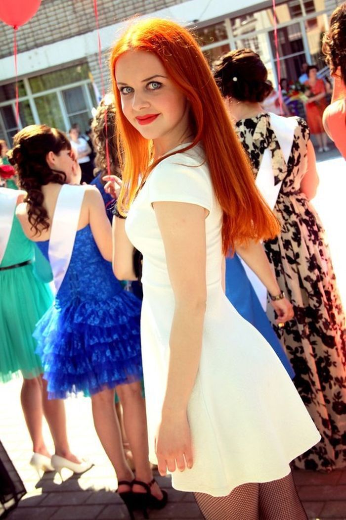 700x1051, 119 Kb / школьница, рыжая, платьице, блядища, статья, пучеглазая