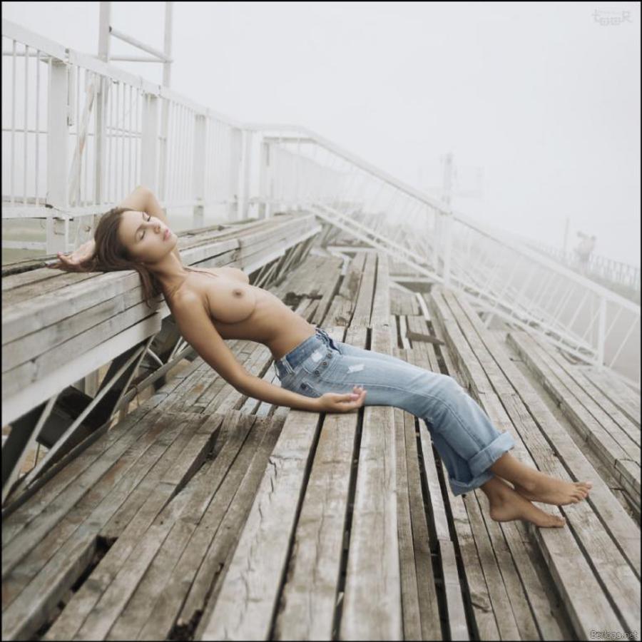 900x900, 88 Kb / стадион ,скамейки ,лёжа ,джинсы