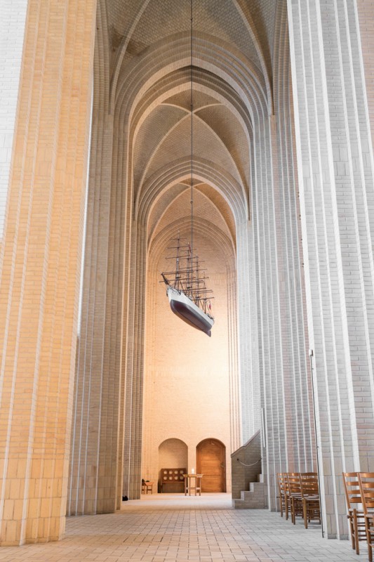 533x800, 113 Kb / церковь, арки, своды, корабль