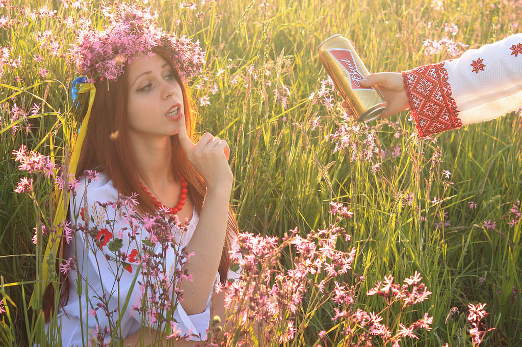 1024x682, 273 Kb / трава, пиво, украина, девушка, политота