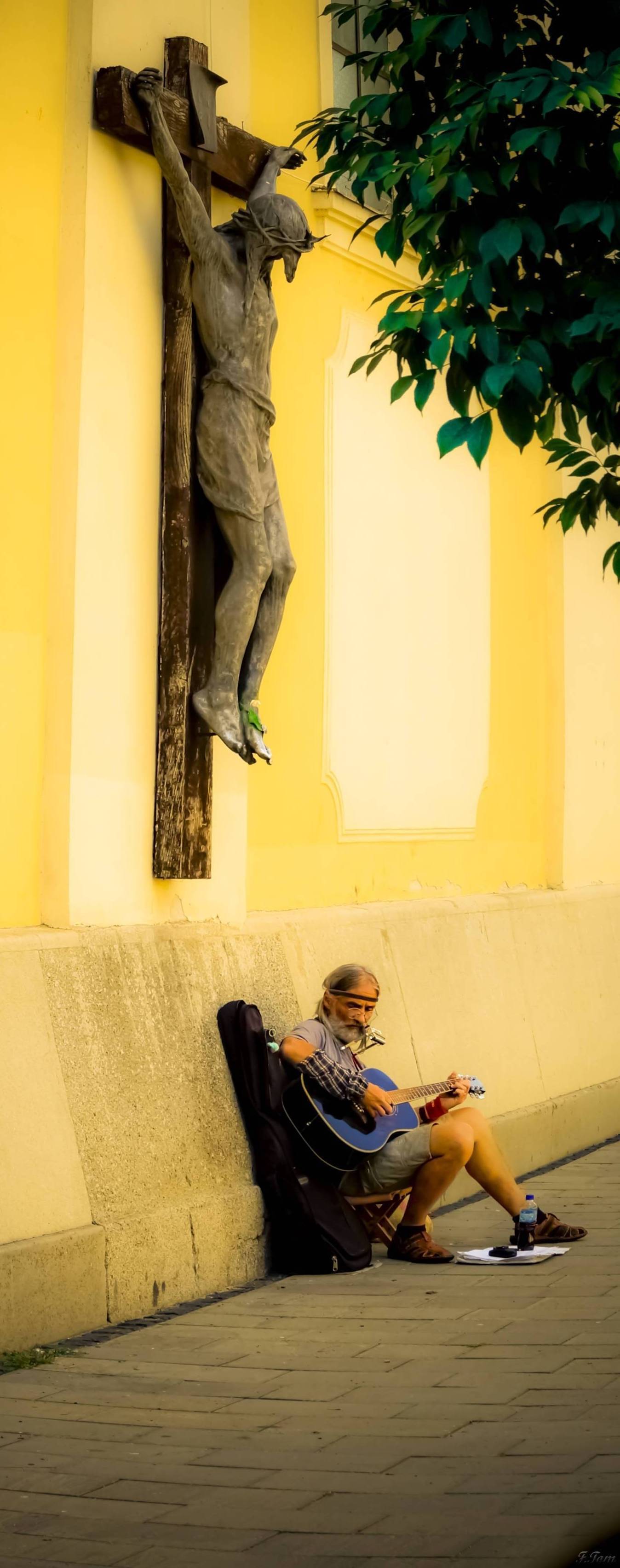 1348x3407, 301 Kb / распятье, гитарист, гитара