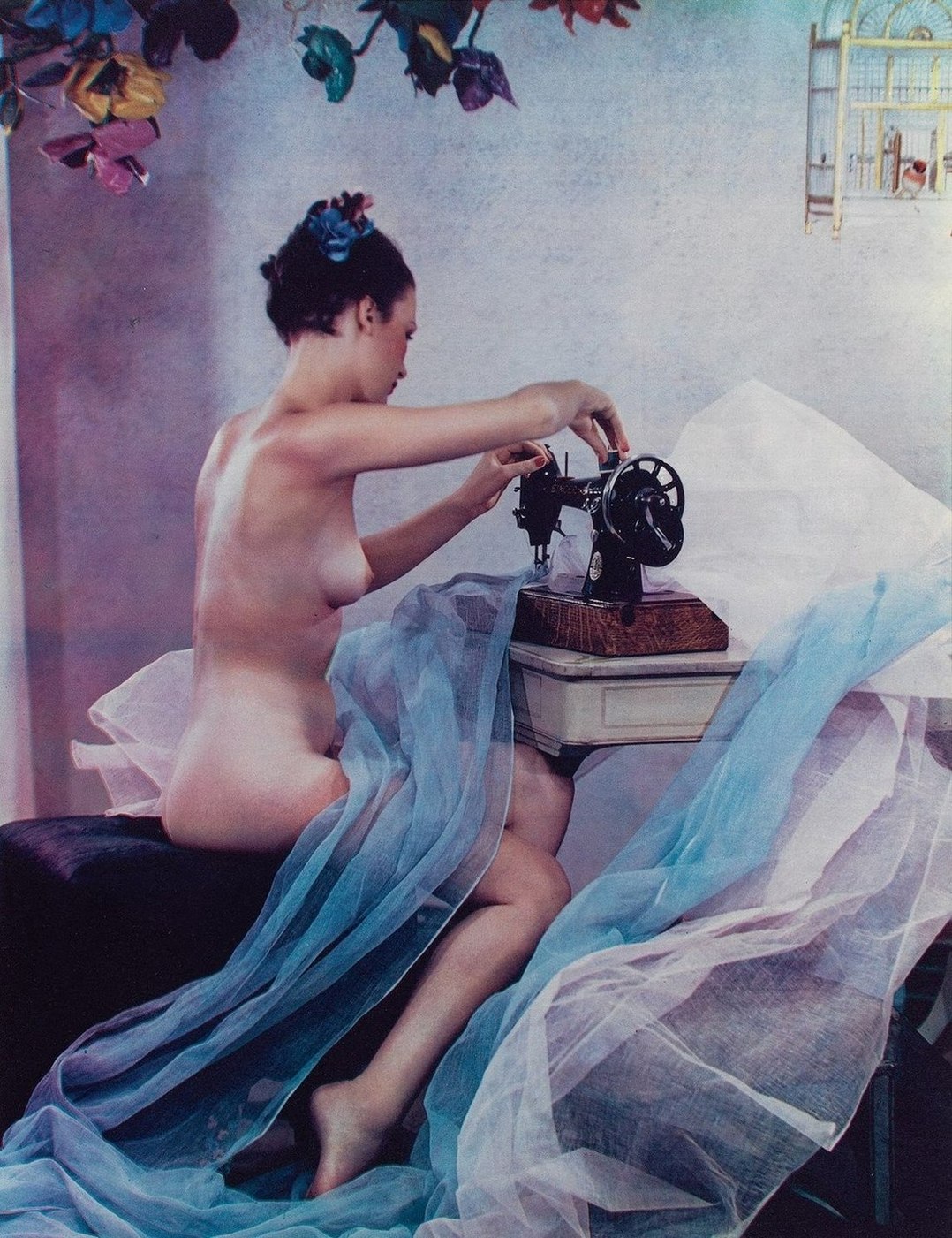 1078x1401, 345 Kb / швейная, машинка, ткань, клетка, цветы