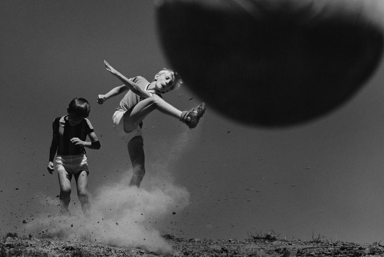 1257x844, 84 Kb / мальчики, мяч, футбол, ч/б