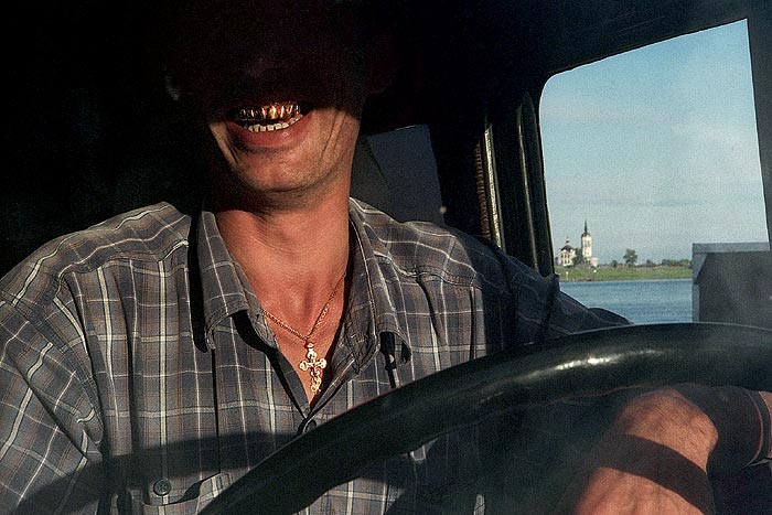 700x467, 71 Kb / водитель, руль, зубы, крест