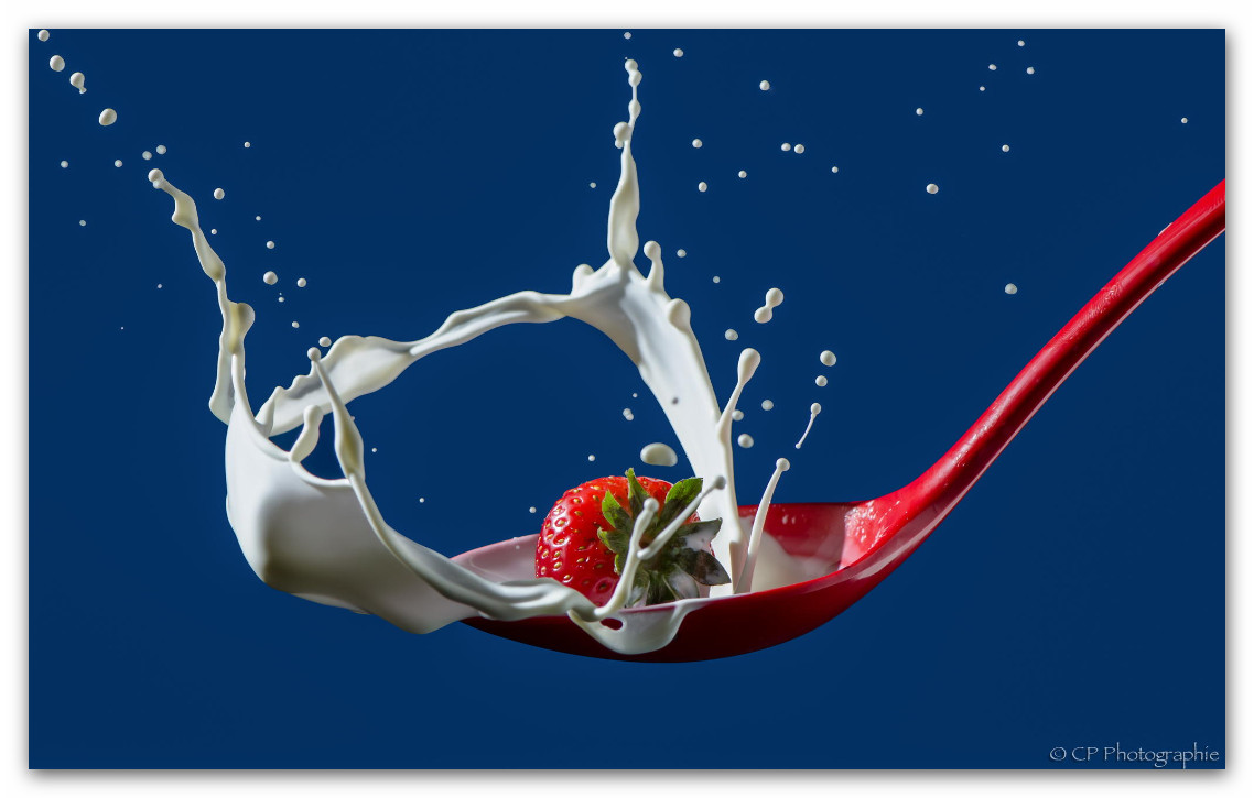 1138x725, 111 Kb / молоко, клубника, брызги, ложка, соусная, красный, синий