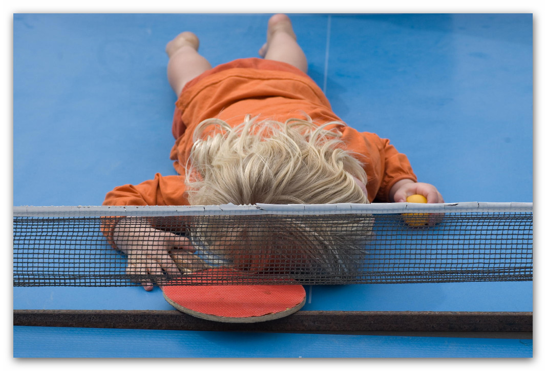 1066x724, 219 Kb / пинг-понг, ракетка, сетка, ребёнок, голубой, белокурый, оранжевый, сон