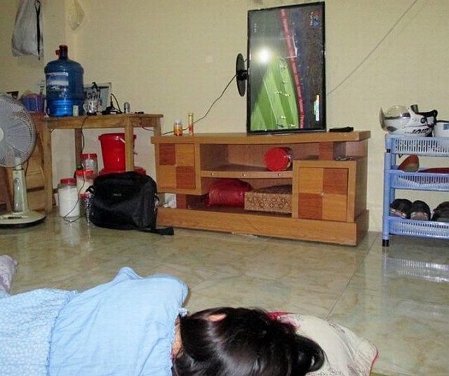 640x536, 56 Kb / лежа, портрет, ТВ, тумба, пол