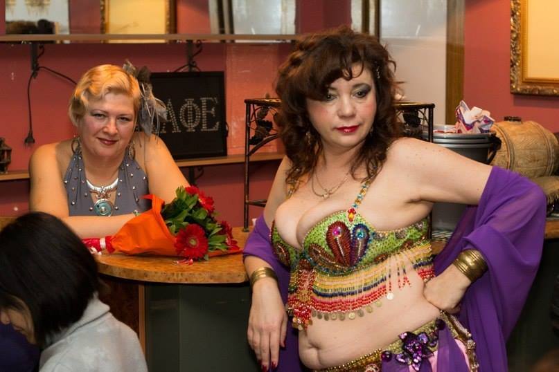 807x538, 56 Kb / кафе, столик, цветы, барышни