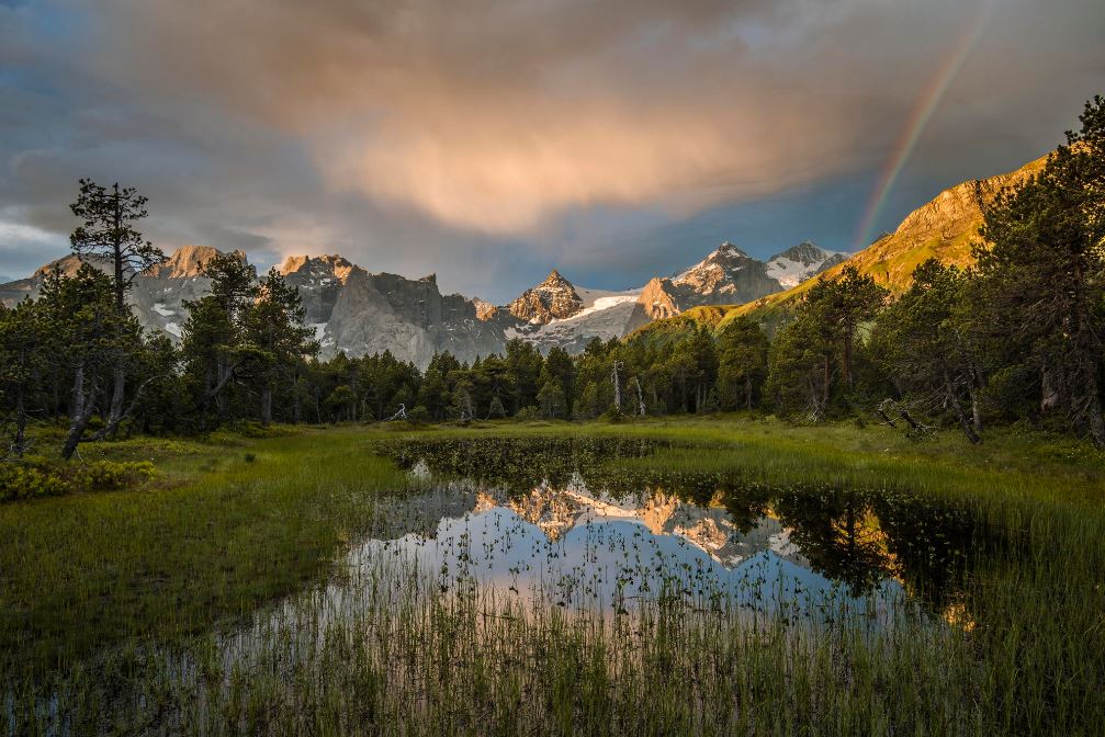 1007x672, 149 Kb / Водоём, скалы, деревья, радуга, закат, снег