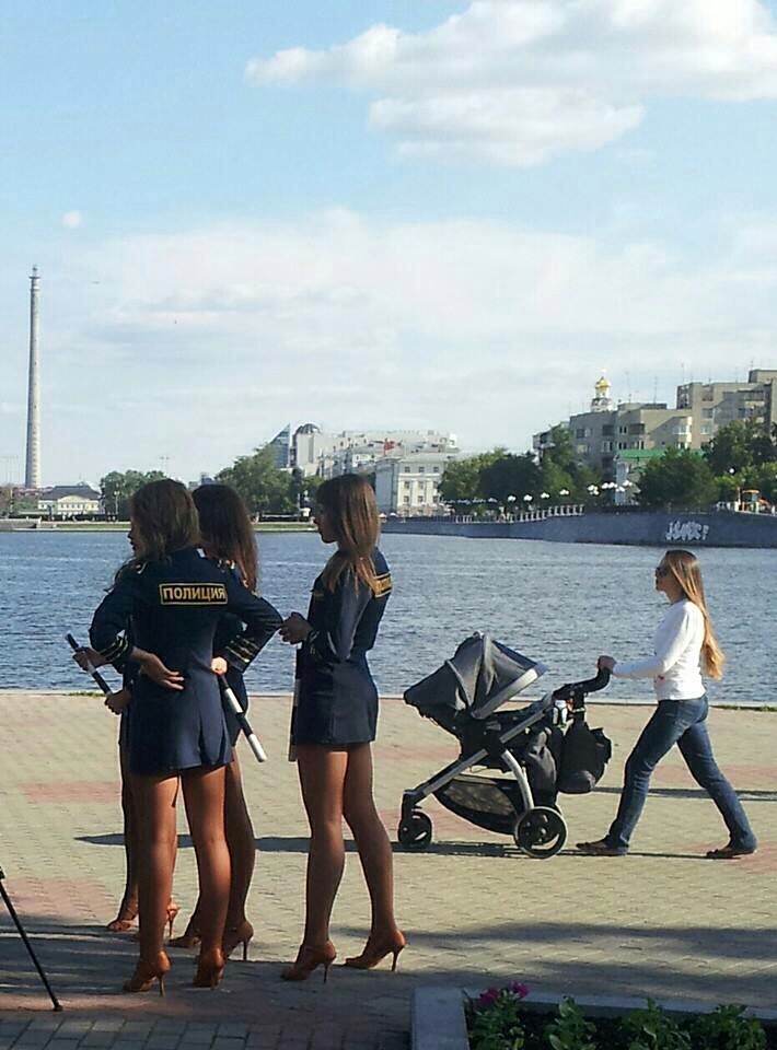 710x960, 150 Kb / полиция, девушки, мини, коляска, ноги, водоём