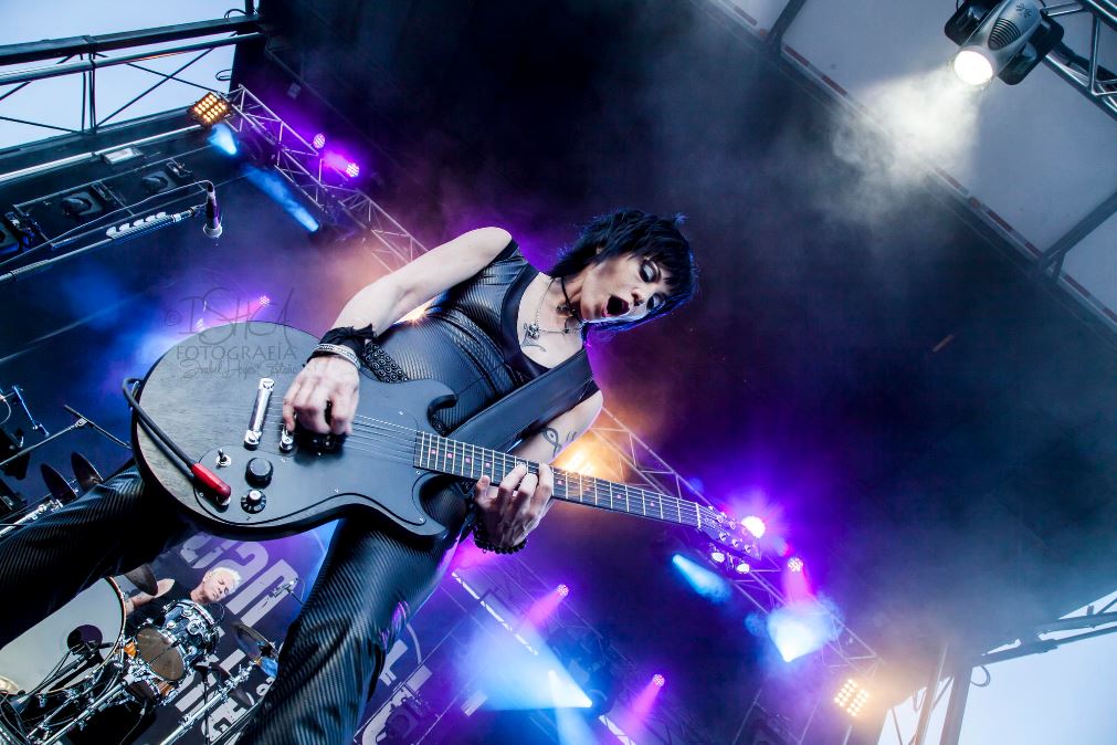 1011x674, 123 Kb / музыкант, гитара, софиты, коцерт