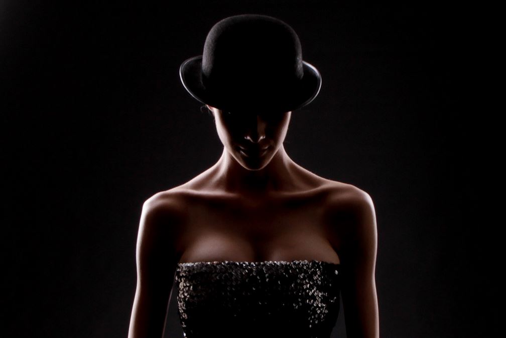 1008x675, 40 Kb / коук, котелок, девушка, чёрный, декольте, шляпа