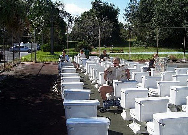 630x454, 119 Kb / унитаз, туалет, газета, зритель