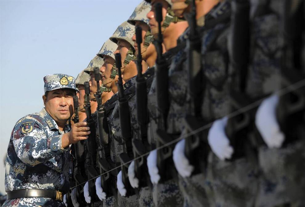 990x673, 64 Kb / китай, офицер, оружие, солдаты, строй