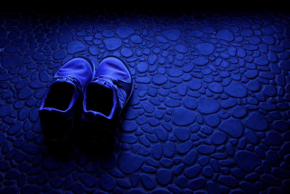 1007x674, 107 Kb / обувь, мостовая, неоновый, синий