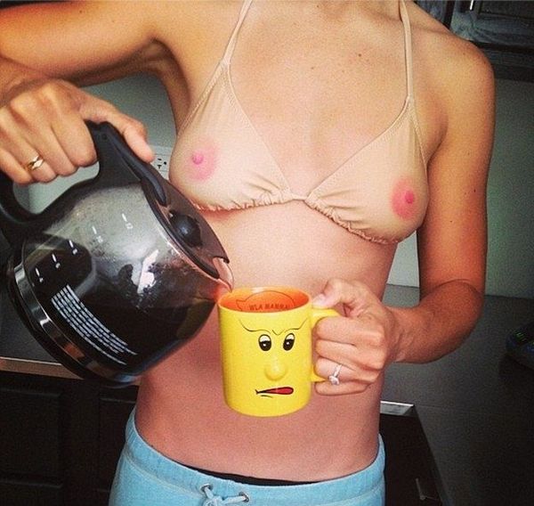 600x568, 58 Kb / сиськи, чашка, кофе, утро, девушка, прикол