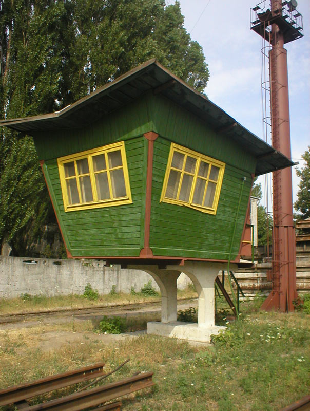 604x800, 127 Kb / избушка, рельсы