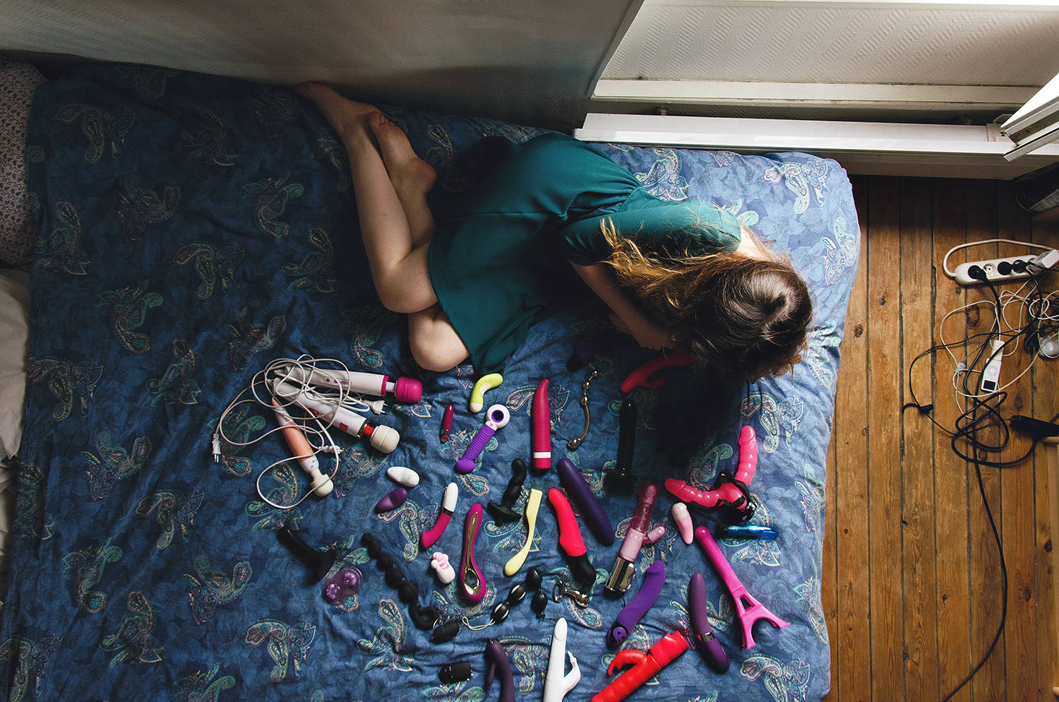 1500x994, 310 Kb / девушка, дилдо, сверху