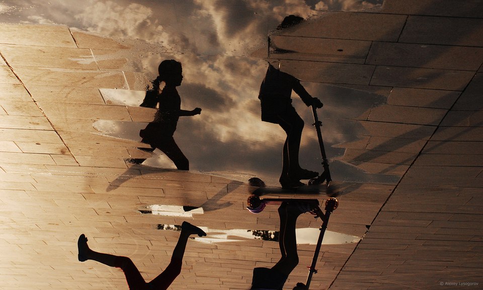 960x576, 112 Kb / дети, самокат, лужа, отражение