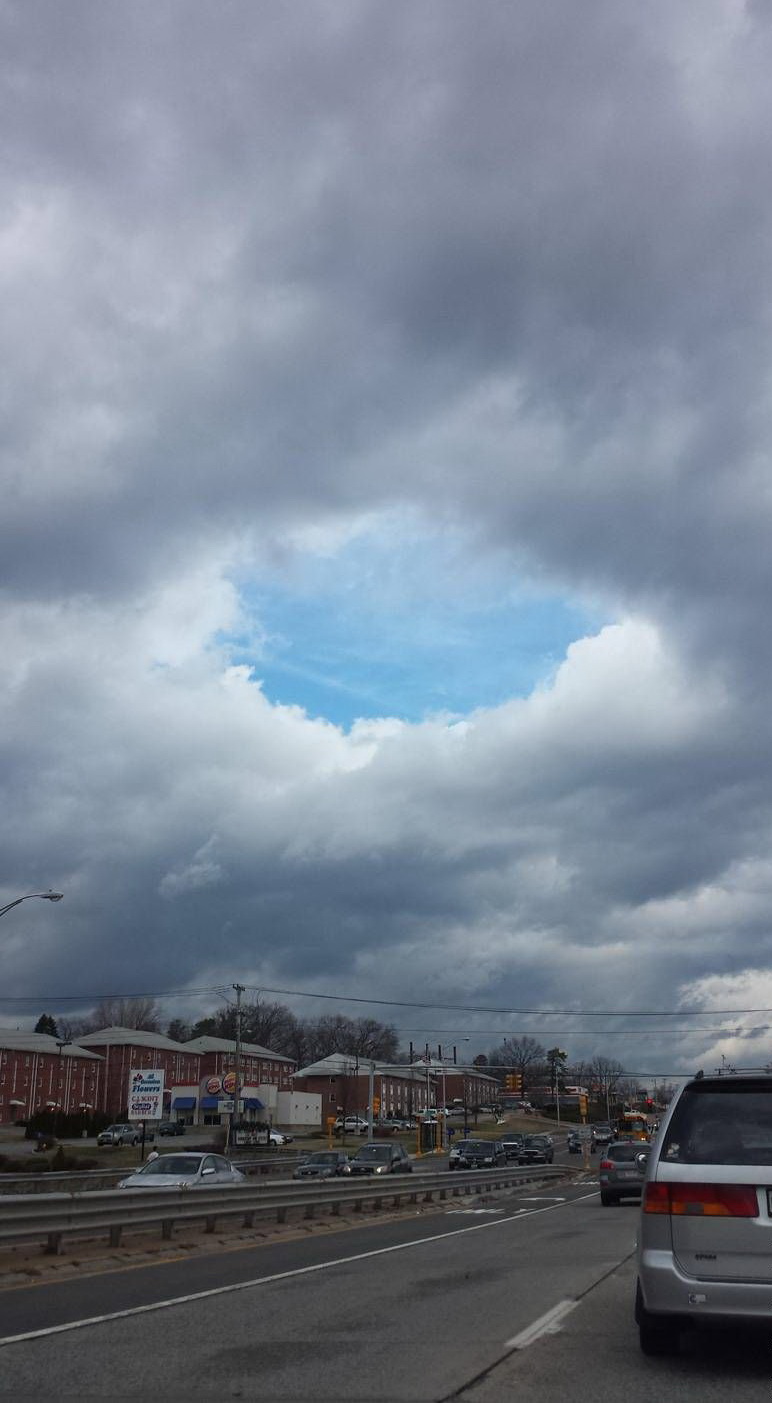 772x1403, 179 Kb / небо, просвет, авто, фонарь, отбойник