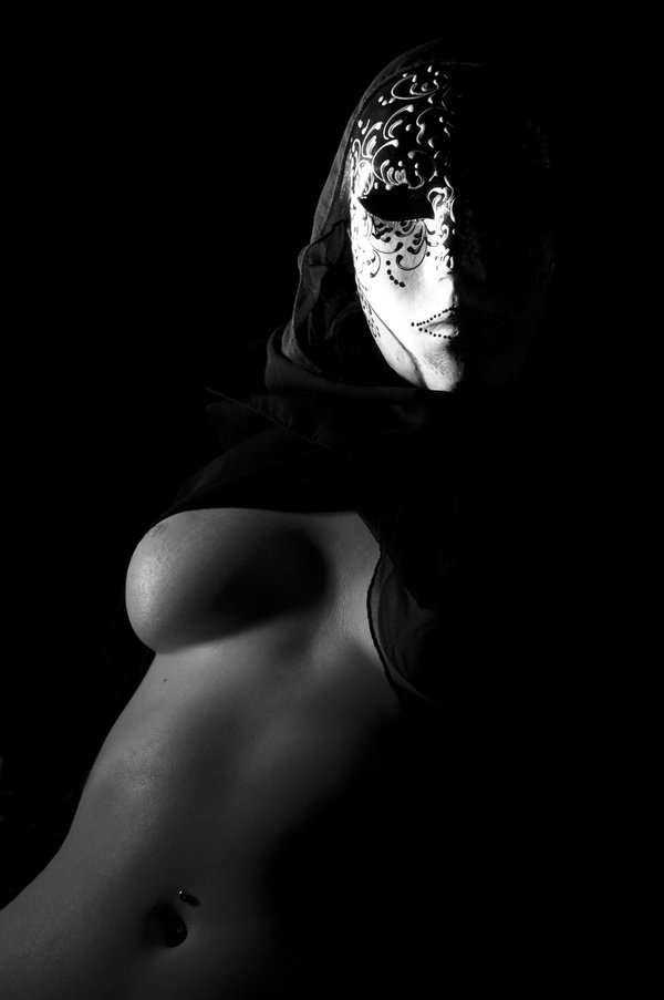 600x903, 37 Kb / маска, ч/б, пирсинг