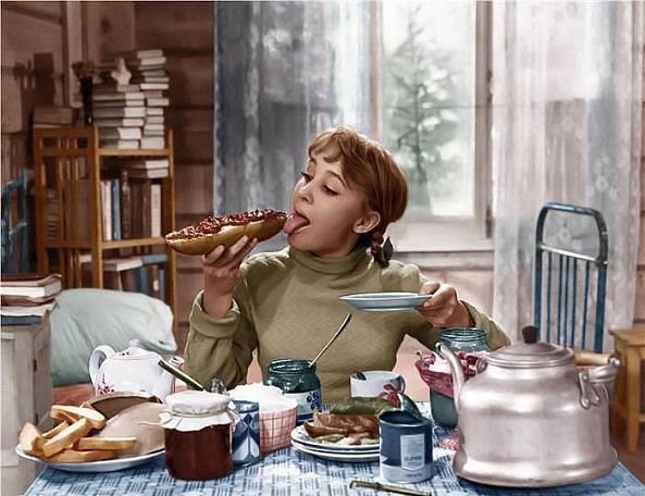 593x456, 55 Kb / ретро, звезда, румянцева, кадр, фильм, девчата, общага, повар, еда, чай, бутерброд, чайник, варенье, консервы