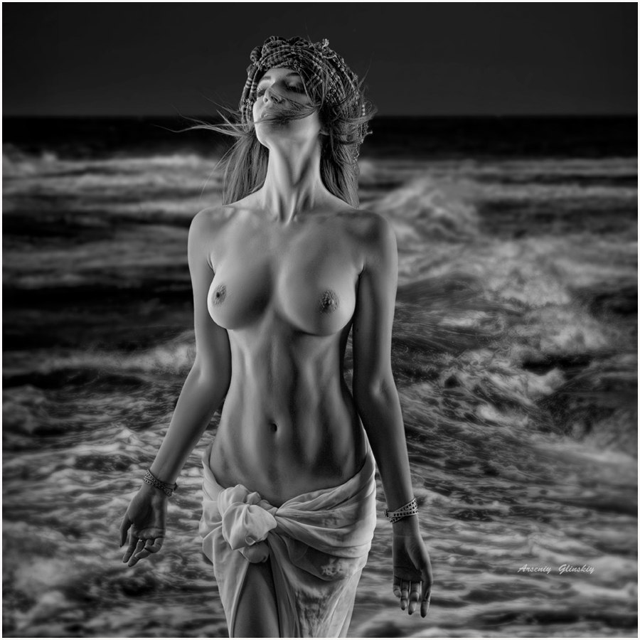 900x900, 120 Kb / арафатка, сиськи, море, ч/б, ветер, платок, hdr