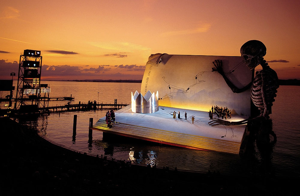 1000x653, 121 Kb / книга, скелет, сцена, зрители, берег